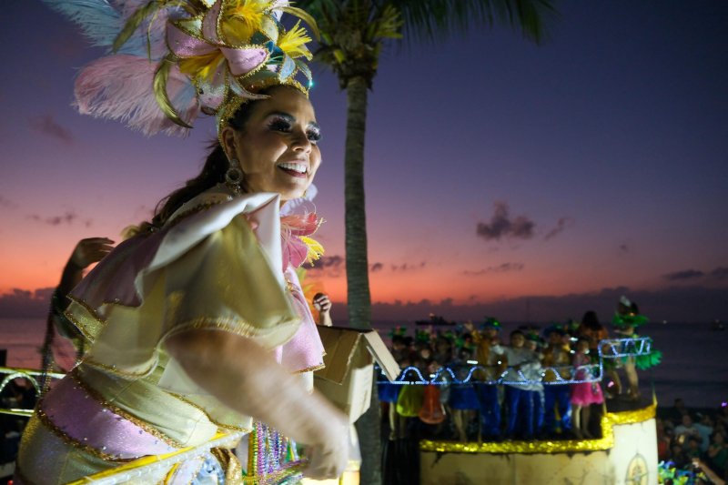 Encabezan Mara Lezama y Chacón el tradicional paseo de Carnaval en Cozumel, junto con más de 50 mil personas