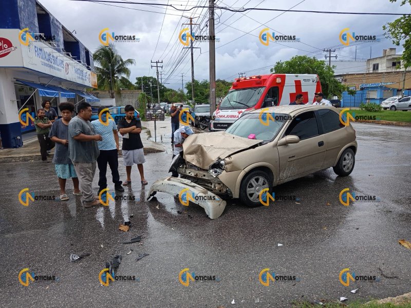 Un chamaco inexperto conduciendo y un imprudente operador de una camioneta protagonizaron la tarde de hoy un accidente