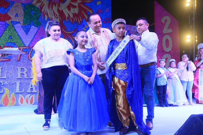 El presidente municipal, Nivardo Mena coronó a los soberanos del carnaval de fuego 2025 “El resurgir de la fiesta” dando inicio con 5 días de actividades de sana convivencia familiar.