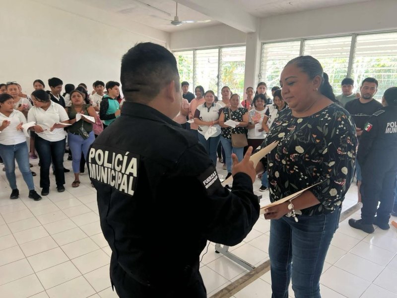 Policías de proximidad social de la Dirección de Seguridad Pública y Tránsito de Tizimín, en apoyo a la policia coordinada imparten platicas en municipios cercanos.