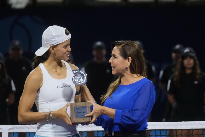 Entrega Mara Lezama premiación del Open Tennis Cancún WTA 125 con la colombiana Emiliano Arango como campeona