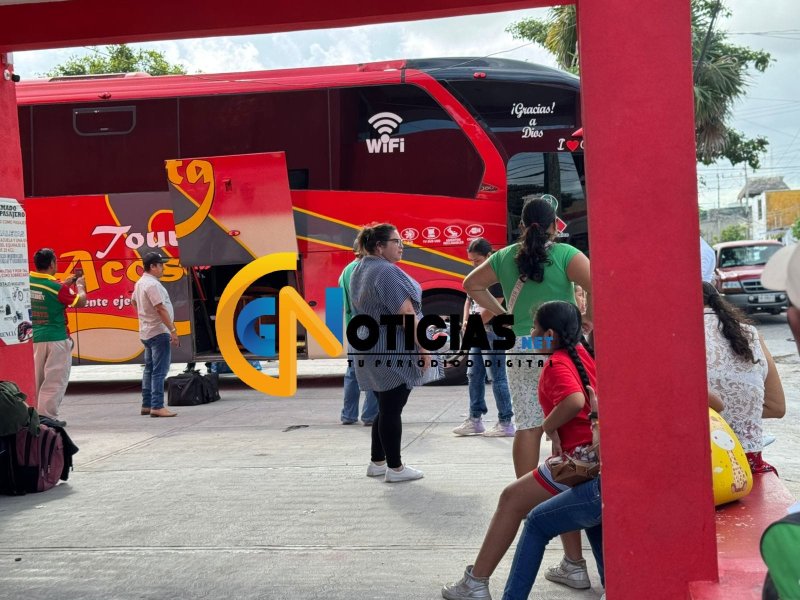 Grupo de personas familiares de los accidentados en Tabasco se congregan fuera de las oficinas de la terminal foránea Acosta