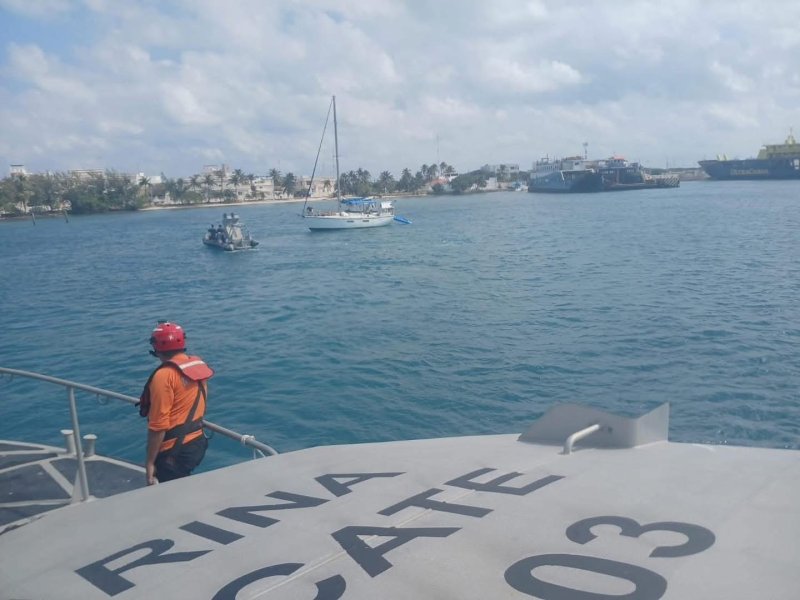 Marina rescata a una persona a bordo de un velero en inmediaciones de Isla Mujeres, Quintana Roo