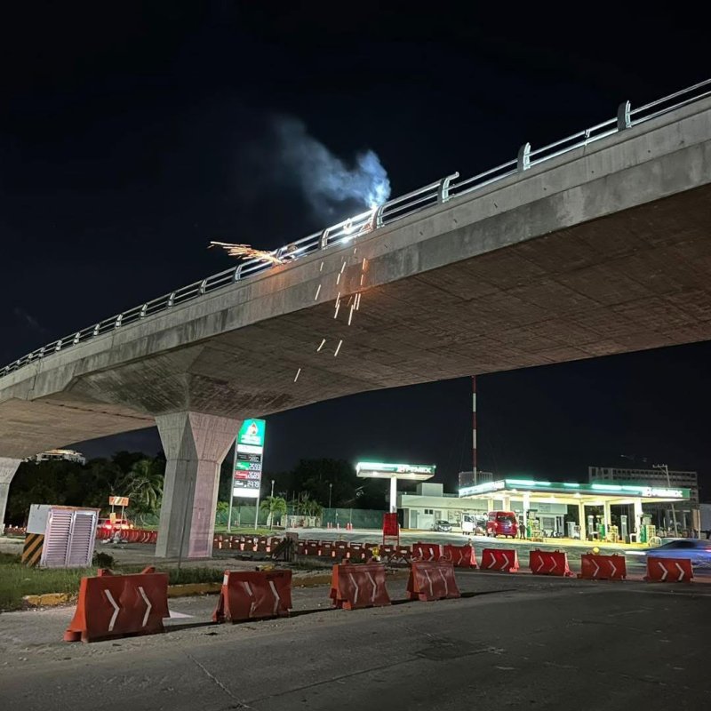 Policia de Tránsito trabaja en cierre temporal del boulevard Colosio por trabajos en el Puente Nichupté