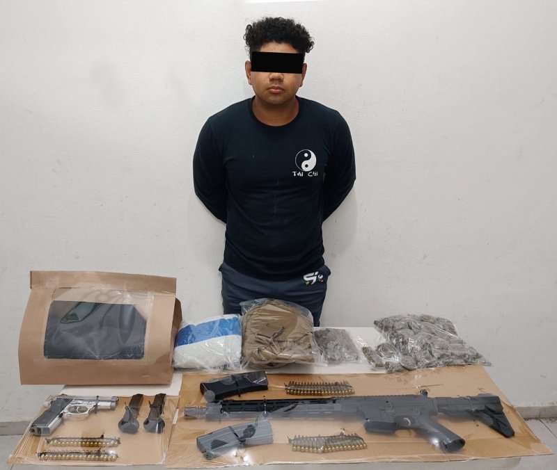 Captura FGE de Quintana Roo a un sujeto por narcomenudeo y portación de armas de fuego en Tulum