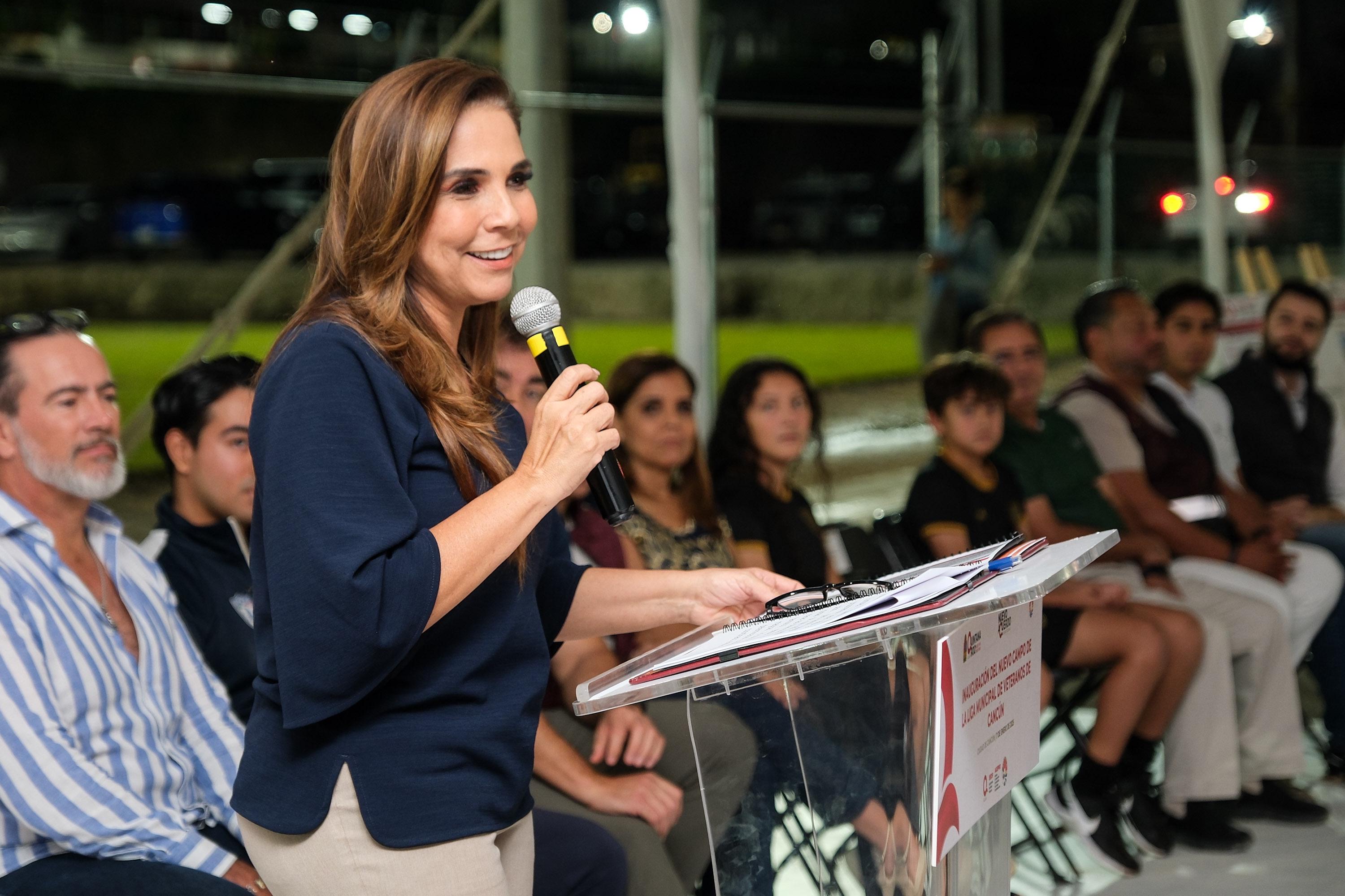 Inaugura Mara Lezama nuevas canchas de fútbol de la Liga Municipal de Veteranos de Cancún con camino de acceso