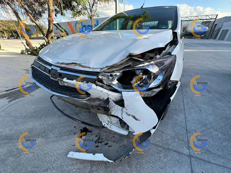 Motociclista termina en el hospital tras chocar contra un automóvil en la avenida Periférico de Cancún