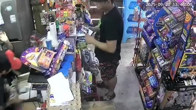 Dos hijos de su mandarina atracan una tienda de abarrotes en paseos del Mar, los hambrientos ratas se llevan dinero y hasta el cel de la jovencita que atendía