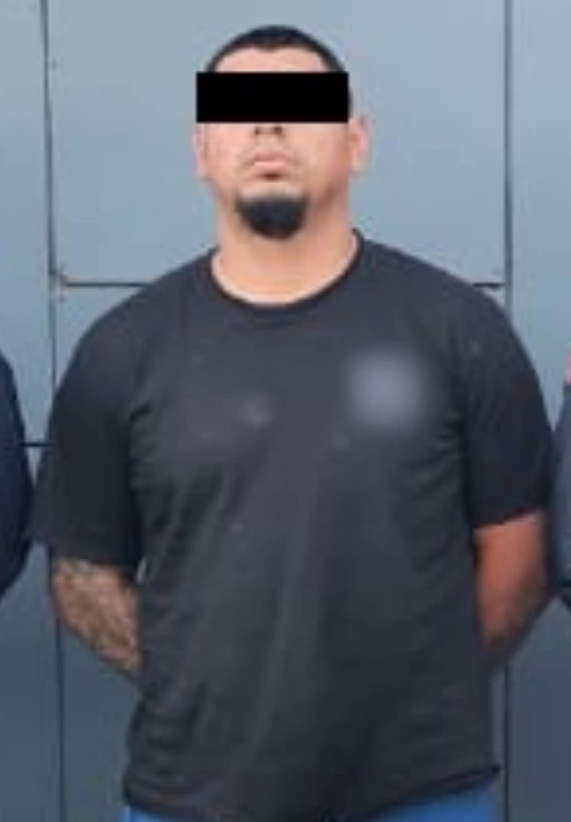 En una operación conjunta, autoridades de los tres niveles de gobierno lograron la detención de Miguel Ángel “N”, considerado un objetivo prioritario en Quintana Roo y con dos órdenes de aprehensión por homicidio calificado.