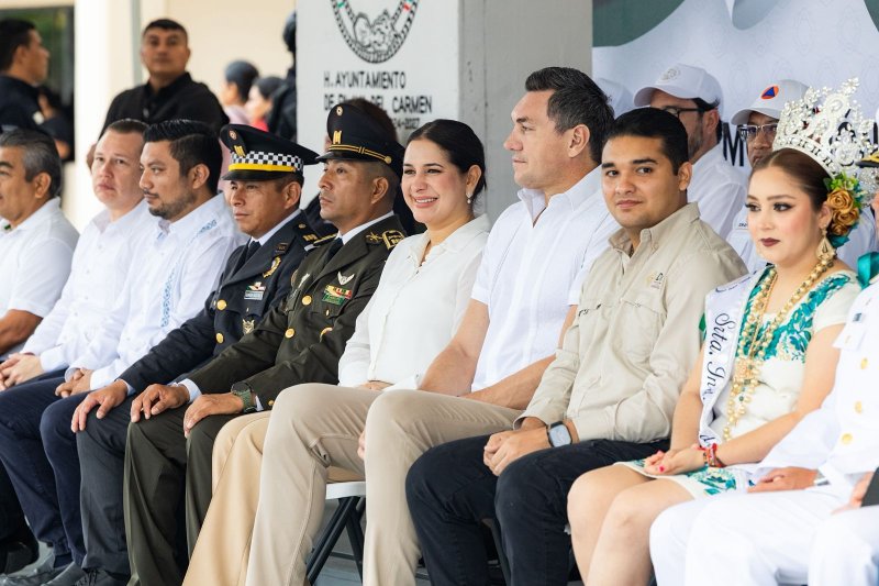 Estefanía Mercado preside el desfile del CCXV Aniversario de la Independencia de México en Playa del Carmen