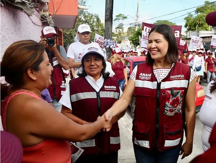 ¡Avanza en unidad con Claudia Sheinbaum! Anahí González recibe apoyo y cariño a su paso por las colonias de Cancún
