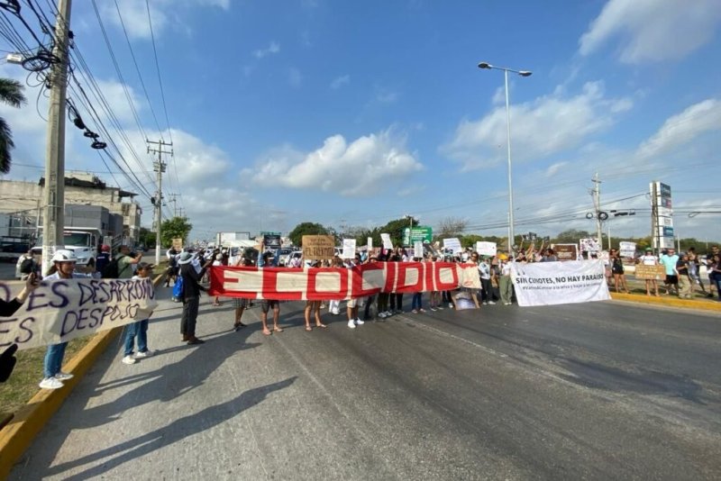 Ambientalistas bloquean carretera Federal de Playa del Carmen en protesta contra las obras del Tren Maya.