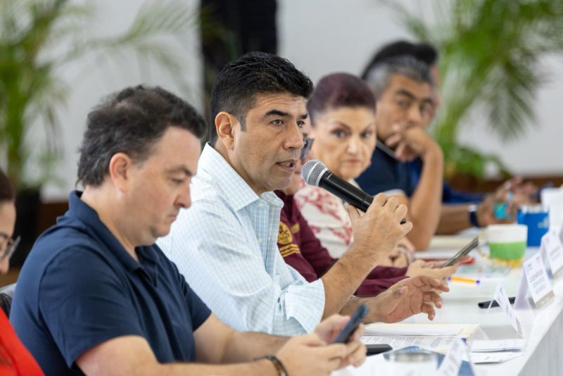 Gobierno de Playa del Carmen alerta sobre red de empresas clandestinas colgadas en postes de telefonía, electricidad y alumbrado público