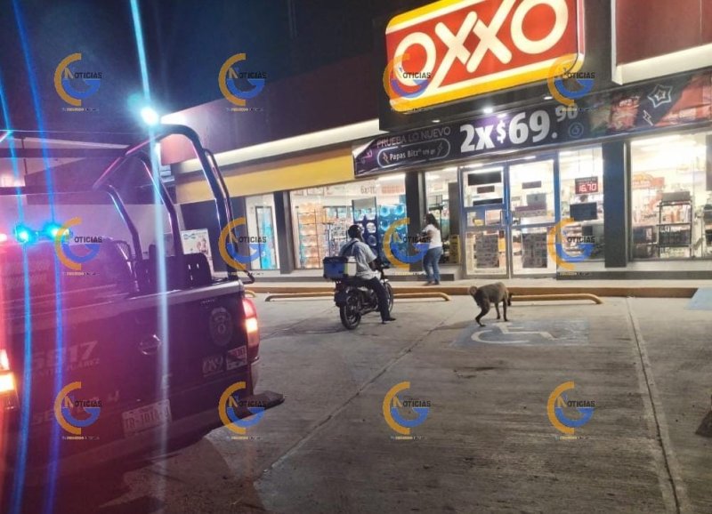 Un solitario raterillo a punta de pistola se apoderó del dinero de la venta de una tienda Oxxo, en la región 201.