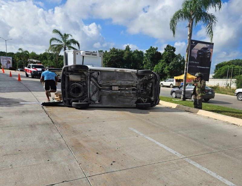 Este lunes, se registró un accidente de tránsito en la ciudad de Cancún, en el que un automóvil terminó volcado, sin que las autoridades reportaran personas lesionadas.