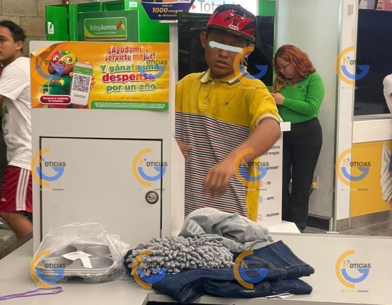 Un joven fardero pretendía estrenar ropa sin realizar el pago en la caja registradora de un comercio, fue capturado cuando intentaba salir de la tienda.