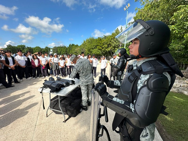 Isla Mujeres. – Un grupo de manifestantes se enfrentó con el equipo antimotines de la Guardia Nacional en la explanada de la ciudad militar, como parte de una demostración para estudiantes y mandos