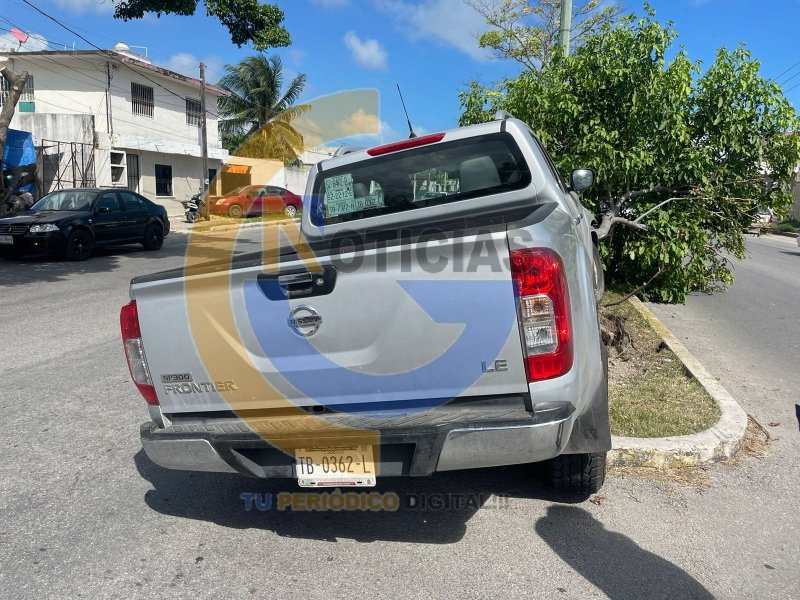 Cancún. – Accidente vehicular deja daños a una camioneta y un taxi en la avenida leona vicario de la región 232