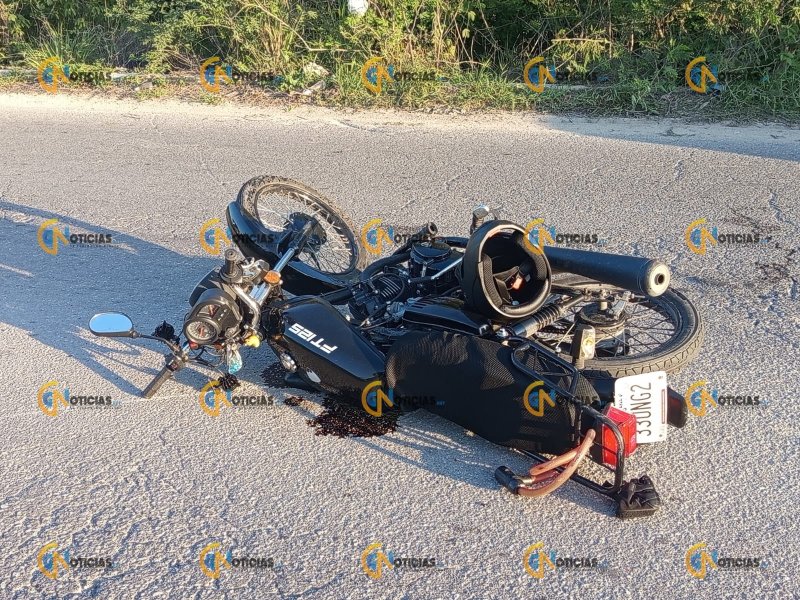 Un imprudente conductor por evitar el tráfico y rebasar en zona prohibida provocó que impactará a una motociclista que iba a su trabajo, en el Arco Vial.