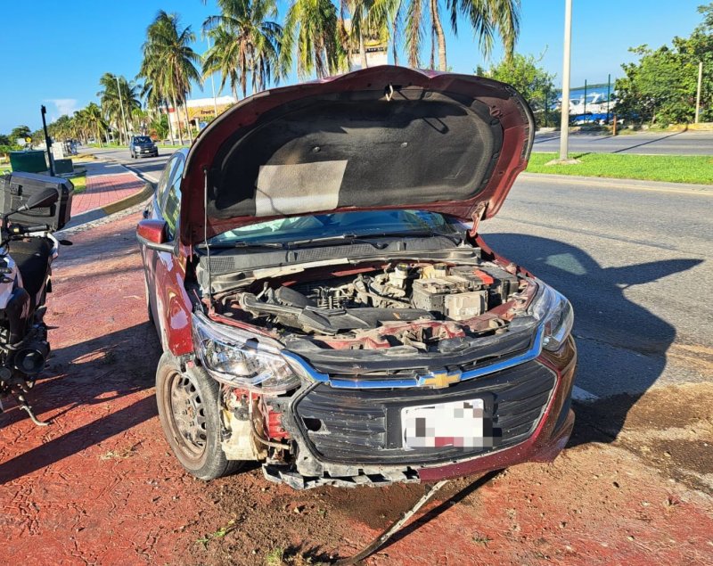 Conductor destruyó un paradero luego de perder el control de su camioneta en Boulevard Kukulcán.