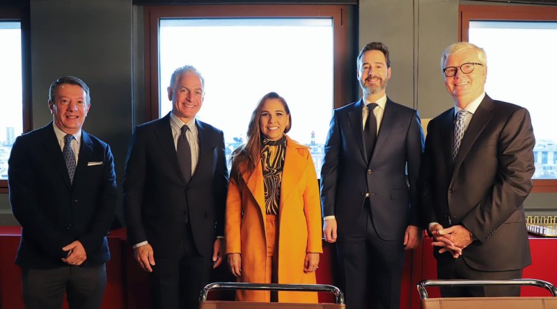 Nos reunimos con Mark Hoplamazian, Presidente y CEO de Hyatt, y directivos de la cadena, quienes han confirmado 5 mil habitaciones nuevas para #QuintanaRoo en 2023.