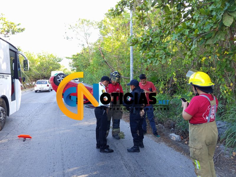 Un conductor tomo la riesgosa decisión de accidentarse, antes que arrollar a un irresponsable motociclista sobre la avenida Bonampak