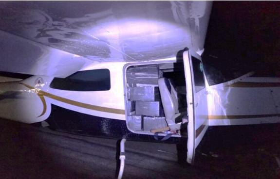 Ejército Mexicano, Fuerza Aérea Mexicana y Guardia Nacional aseguran aeronave con aproximadamente 469 kilogramos de posible cocaína en Sinaloa.