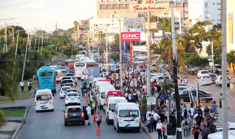 Ninguna autoridad le hace frente a la “mafia taxista”, siguen imponiendo su ley en calles de Cancún