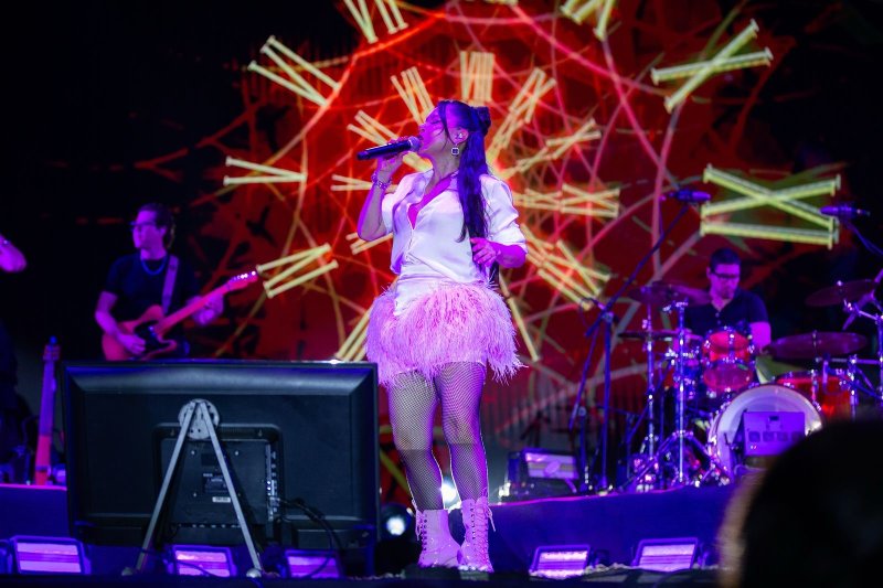 La plaza 28 de Julio, en Playa del Carmen, luce nuevamente a reventar; más de 35 mil personas disfrutan del concierto de Belanova
