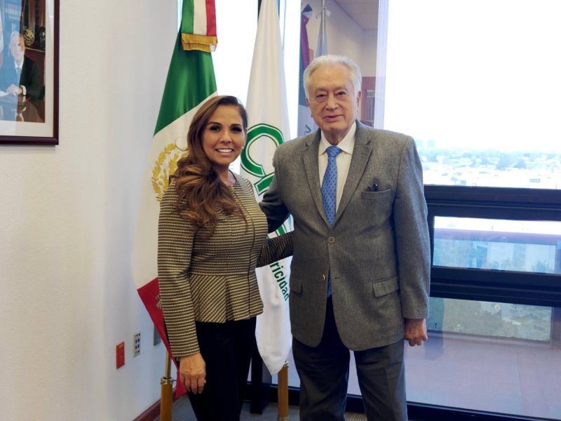 Me encuentro en la CDMX en reunión con Manuel Barlett, Director General de la Comision Federal De Electricidad.