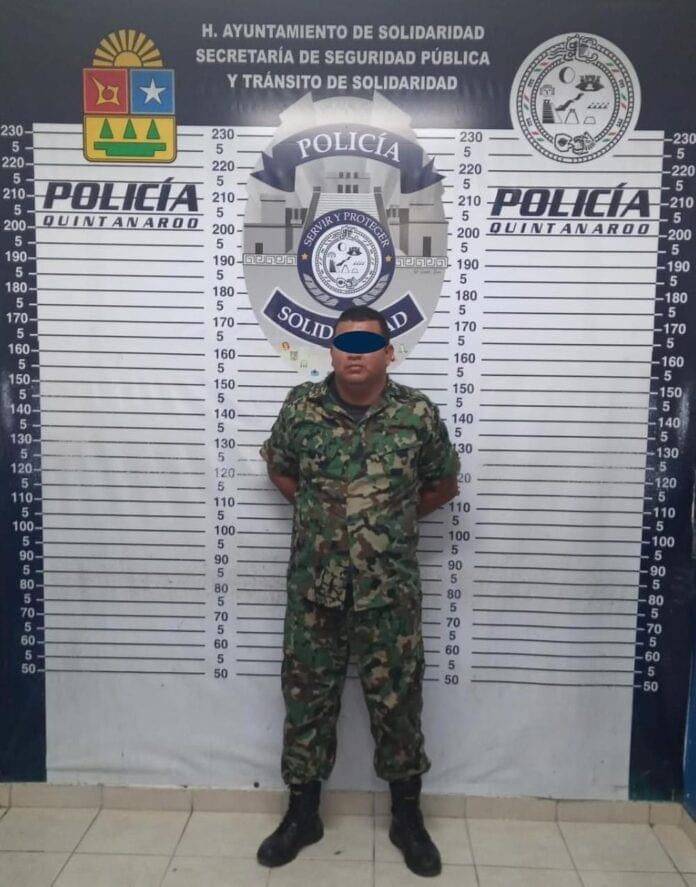 Detienen a un hondureño por usar uniforme exclusivo de la Secretaría de Marina de México en Playa del Carmen