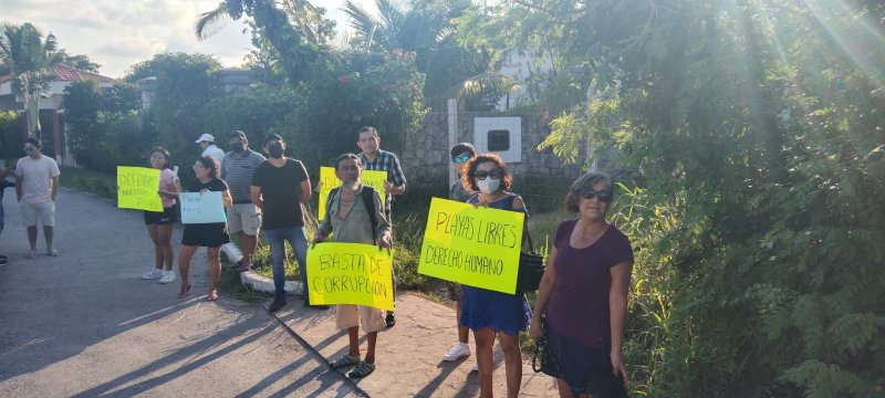 SE MANIFIESTAN COZUMELEÑOS CONTRA CIERRE DE ACCESO A PLAYA UBICADA JUNTO A LA CASA DE LA PRESIDENCIA DE LA REPÚBLICA