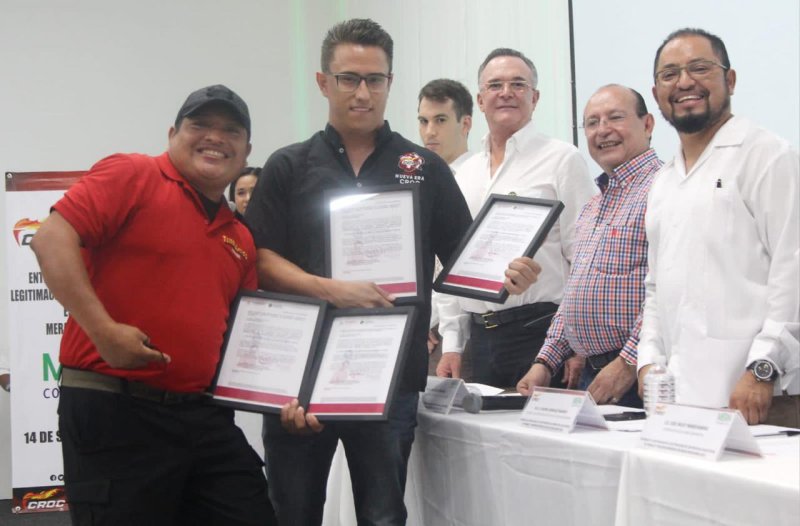Entrega la CROC constancias de legitimación a Grupo Mera y apoyos escolares a los hijos de sus trabajadores