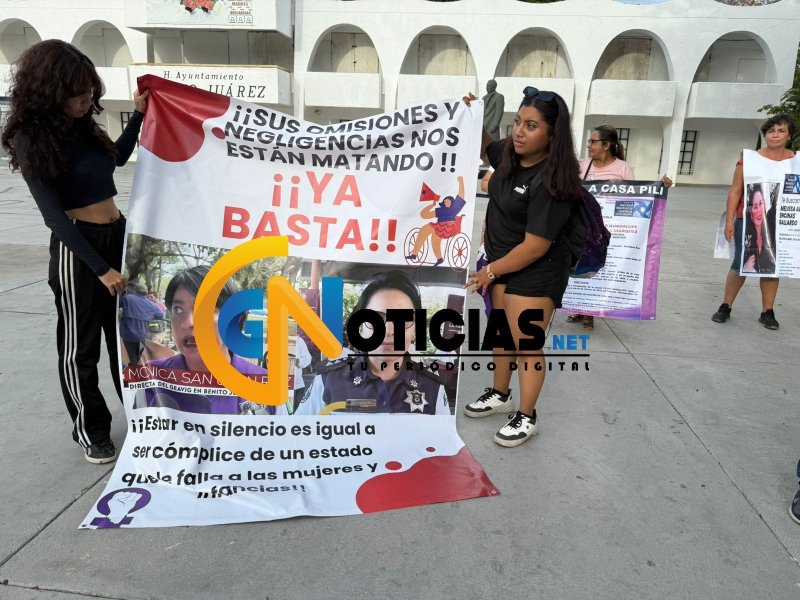 La tarde de este jueves, un grupo conformado por colectivos feministas y madres buscadoras realizó una marcha pacífica sobre la avenida Tulum, en Cancún, con dirección a la glorieta conocida como El Ceviche.