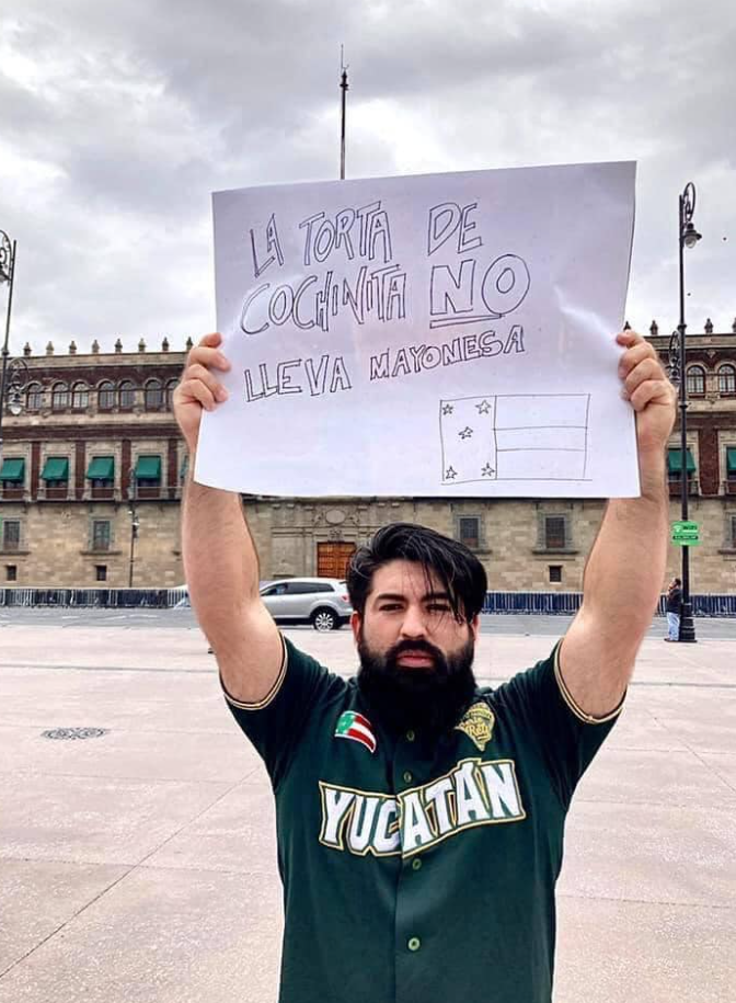Yucateco se vuelve viral al exigir frente a Palacio Nacional que no se le ponga mayonesa a la torta de cochinita