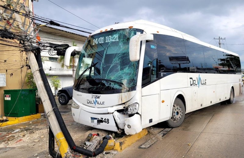 Operador de autobuses se impacta contra poste.