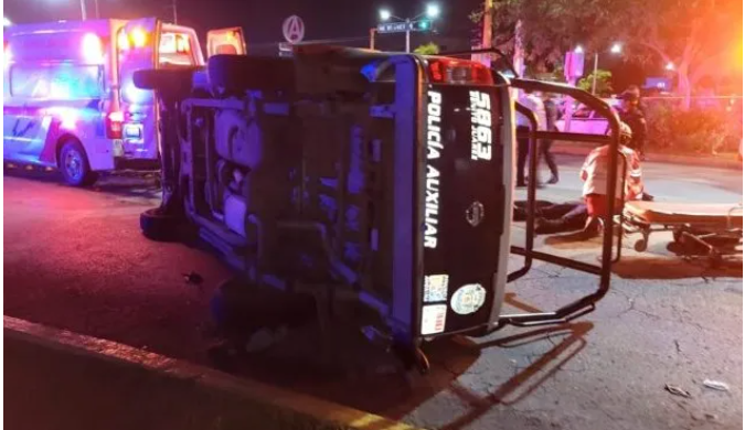 Policias resultan lesionados tras chocar contra un taxi en Cancún