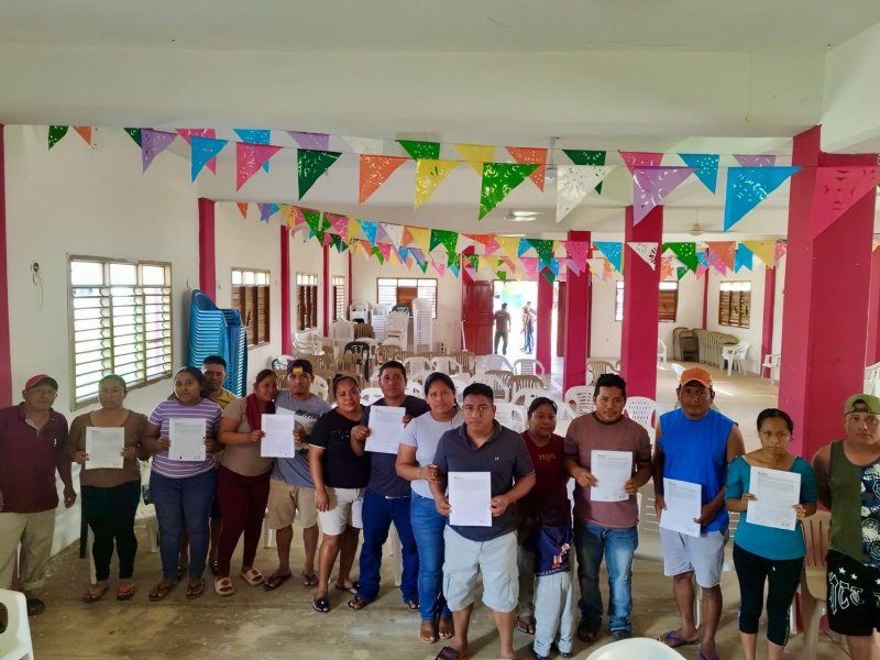 Por la justicia social AGEPRO entrega convenios de regularización a familias de Bacalar