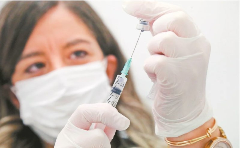 Por mal tiempo, se retrasa avión con vacunas de Pfizer