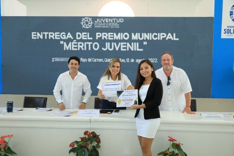 Premia gobierno municipal al Mérito Juvenil