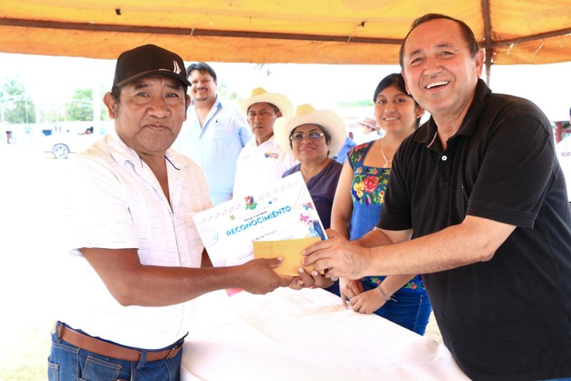 Premia Nivardo Mena a los mejores ganaderos en la Expofer 2025.