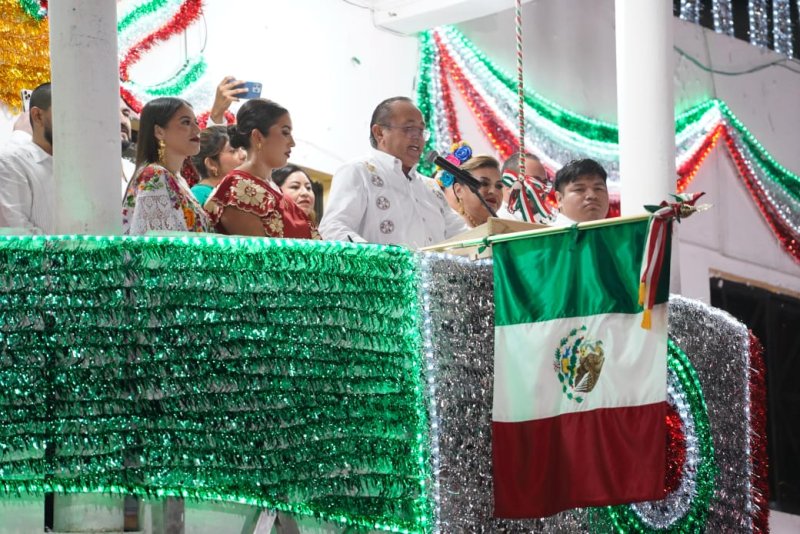 El presidente municipal Nivardo Mena dio el tradicional grito de Independencia desde el balcón del palacio municipal.