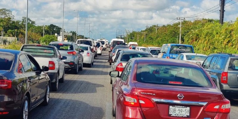 Protesta de transportistas frustra el día a automovilistas en la carretera Playa-Cancún