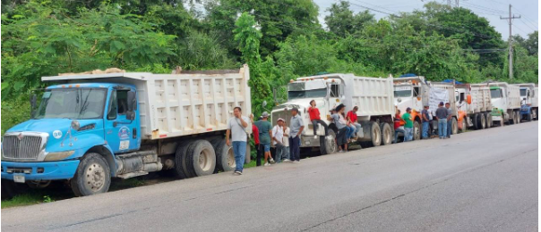 Protestan volqueteros con caravana en Playa del Carmen por contrataciones para el Tren Maya