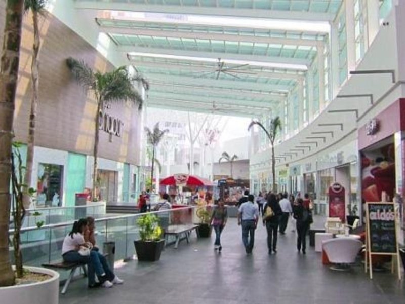 Refuerzan la vigilancia policiaca en centros comerciales, plazas y lugares aledaños en Cancún