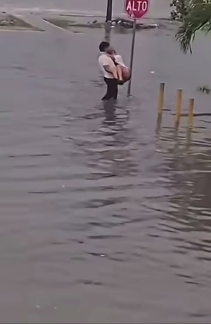 En Cancún, la gente cruza calles inundadas con estilo