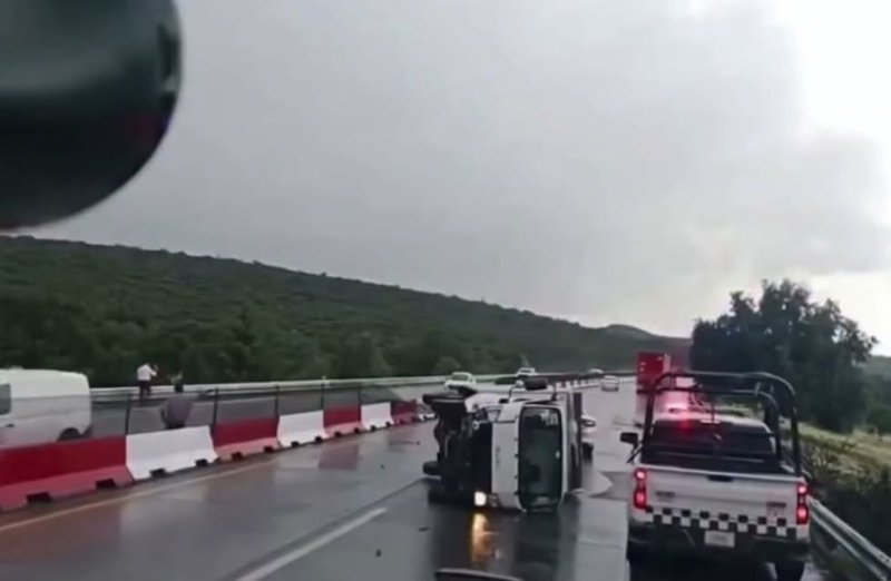GRÚA PIERDE EL CONTROL Y TERMINA INCENDIADA EN EL ARCO NORTE