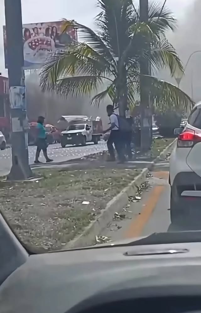 Incendio en Tiendas Más Baratas moviliza cuerpos de emergencia en Cancún