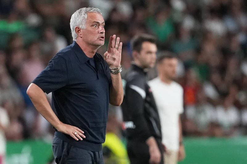 Mourinho: 'Hay que estar seguro atrás, un gol y para casa'