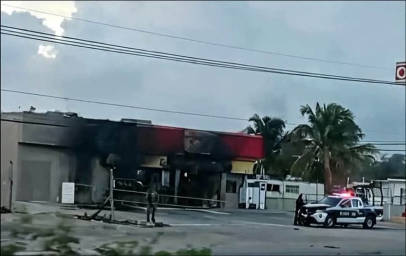 SE INCENDIA UN OXXO SOBRE LA CARRETERA PLAYA DEL CARMEN-CANCÚN